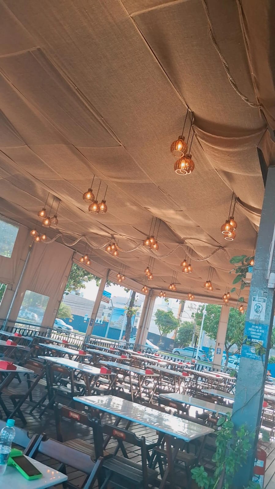 Salão interno do Capitão Gastro Bar